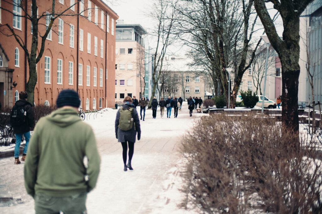 Bilde av studenter på Gløshaugen campus